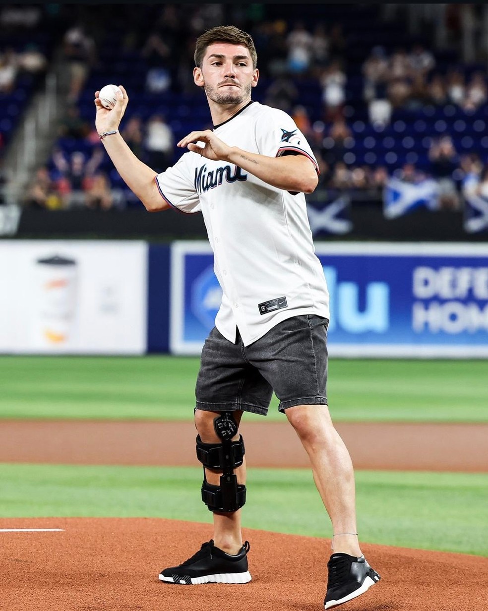 Billy Gilmour arremessa em jogo de beisebol