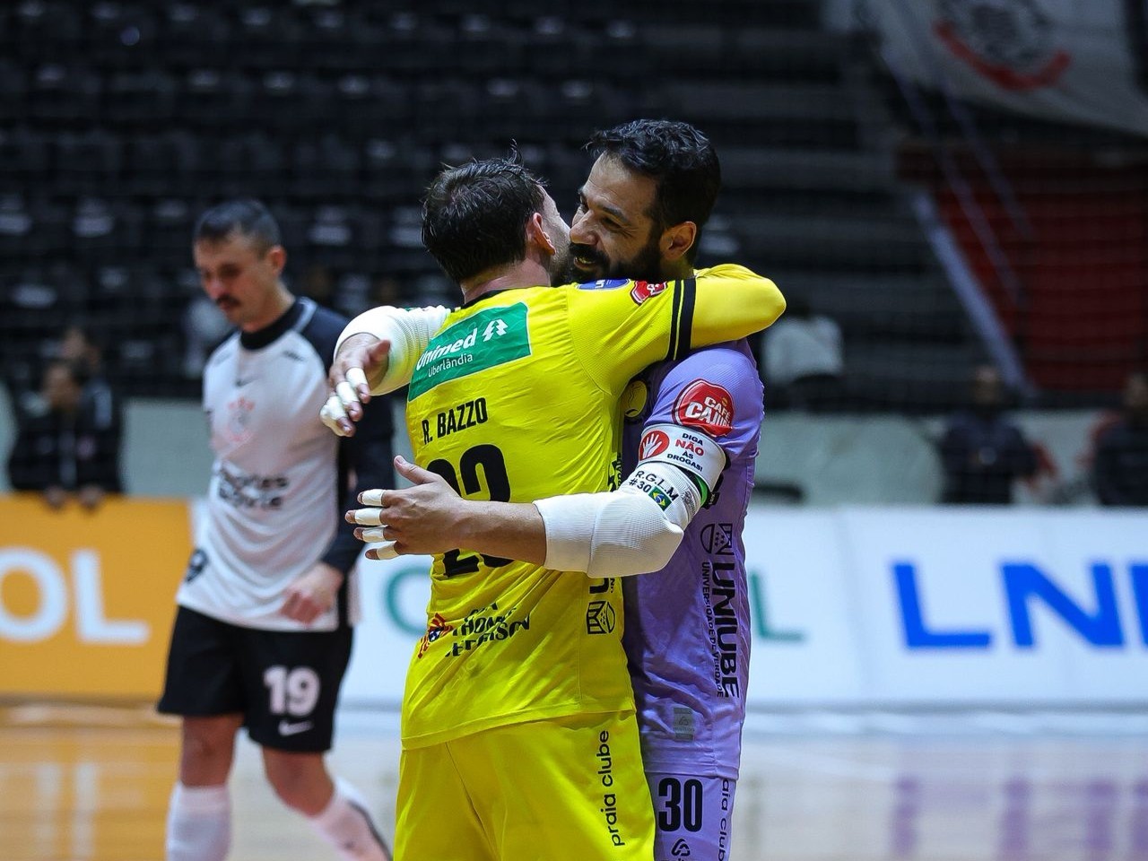 Praia Clube atropela Corinthians e assume liderança da Liga Nacional de Futsal