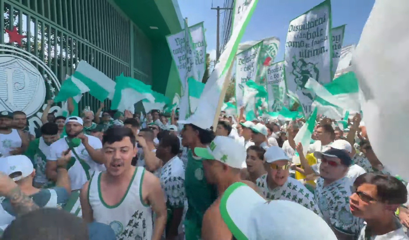 "Domingo é guerra": torcida do Palmeiras vai à porta da Academia na véspera do Dérbi