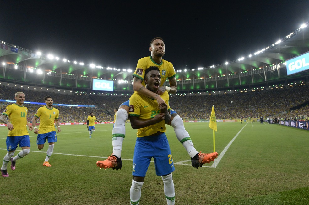 Seleção Brasileira em ação durante partida no Maracanã válida pelas Eliminatórias da Copa do Mundo, jogadores em destaque no principal palco do futebol do Brasil