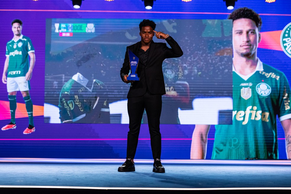 Endrick, do Palmeiras, durante a premiação do Campeonato Paulista — Foto: Jhony Inácio/Ag. Paulistão
