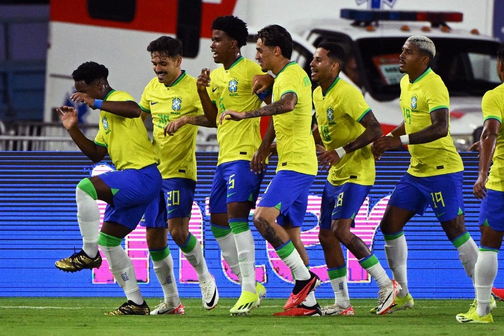 Endrick comemora o gol marcado pelo Brasil contra a Colômbia — Foto: AFP