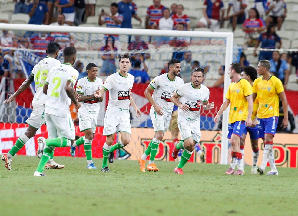 Willian Bigode comemora terceiro gol — Carpini admite frustração