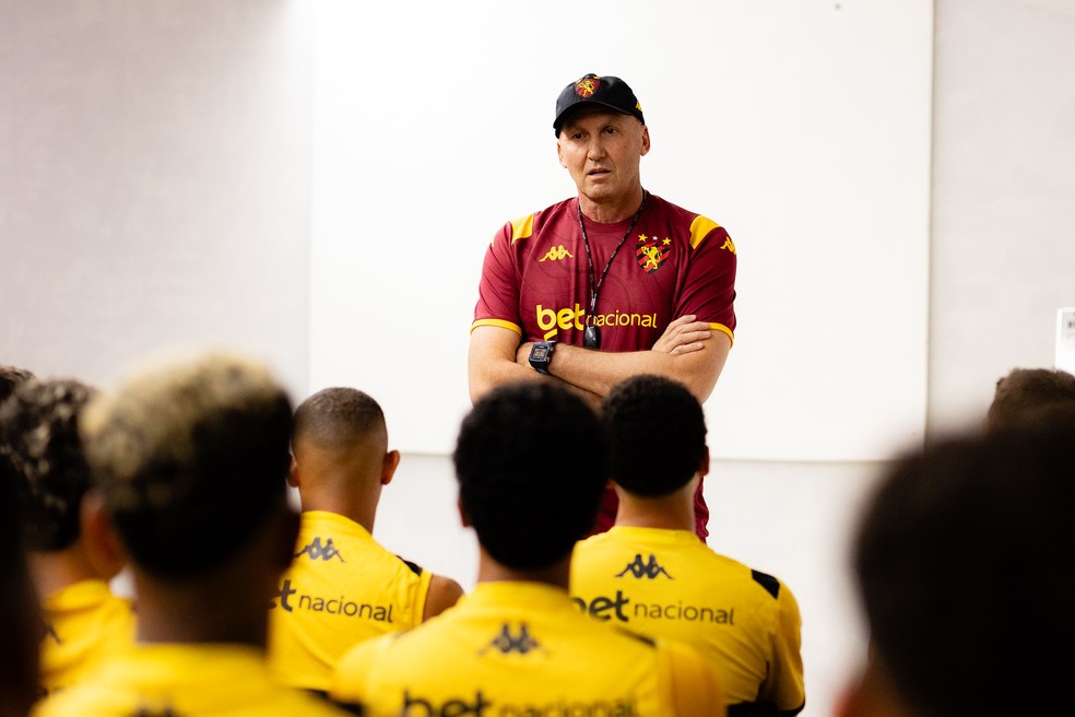 Técnico Gilmar Dal Pozzo em conversa com o elenco do Sport