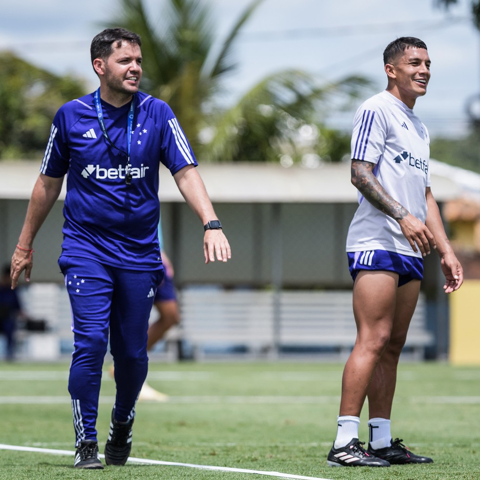 Nicolás Larcamón e Lucas Romero em treino do Cruzeiro — Foto: Gustavo Aleixo/Cruzeiro
