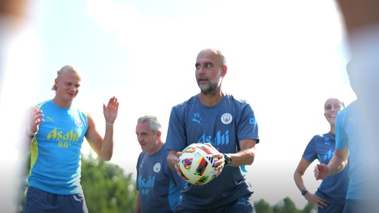 Guardiola se divertejogos casino gratis onlinedinâmica no treino do Manchester City; assista