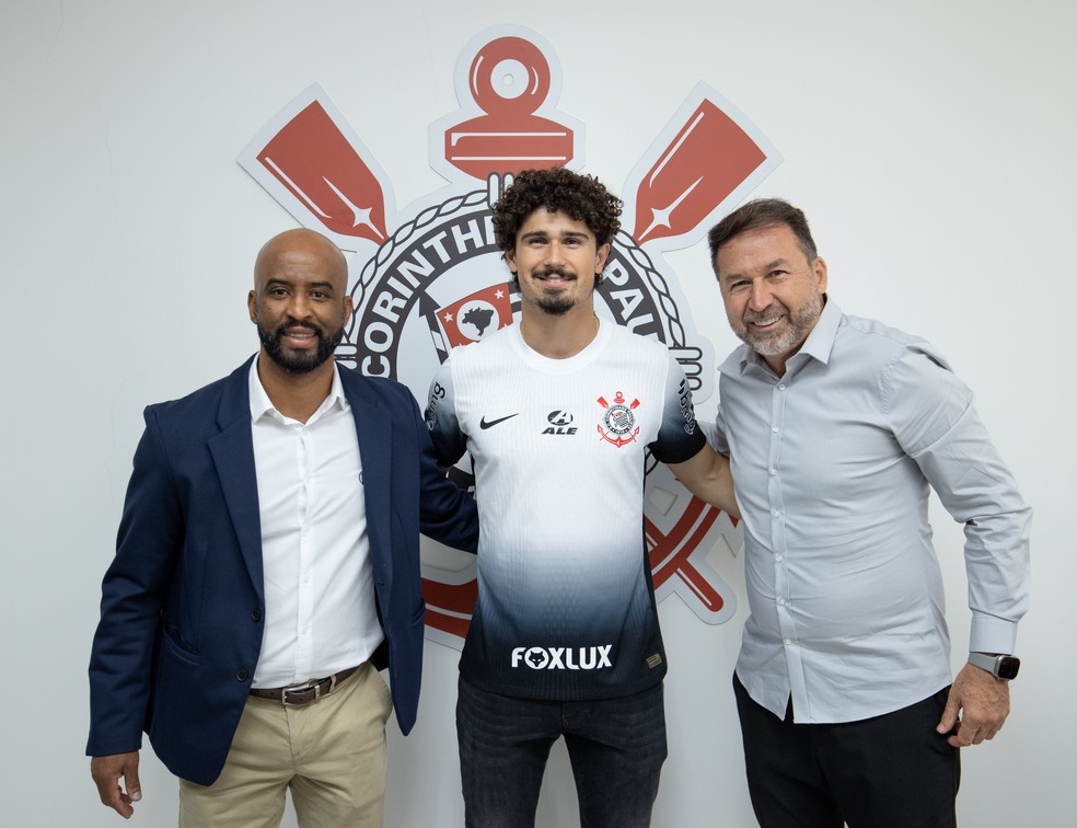 André Ramalho entre o presidente do Corinthians, Augusto Melo, e o diretor Fabinho Soldado