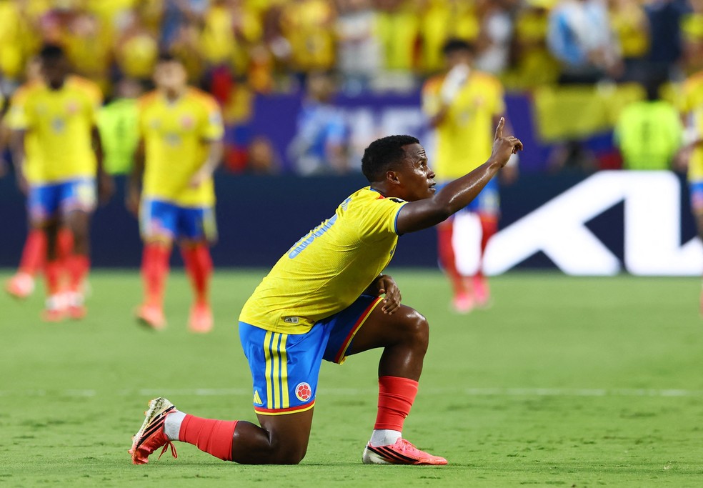 Jhon Arias comemora gol da Colômbia — Jhon Arias