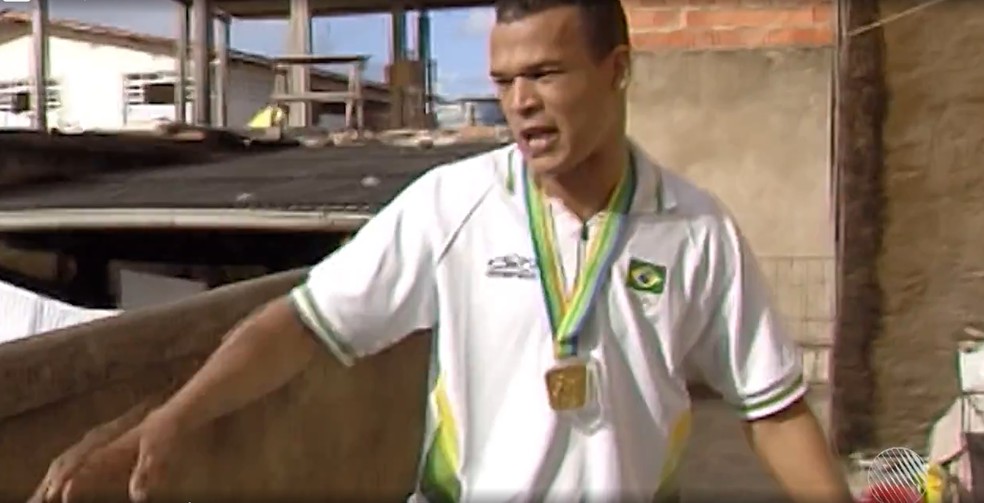 Pedro Lima ao conquistar medalha conquistada no Pan-Americano — Foto: Reprodução / TV Bahia