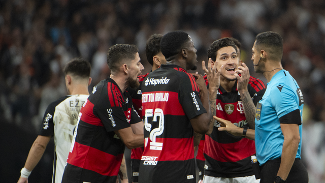 Jogadores do Flamengo reclamam de expulsão de Evertton Araújo em jogo contra o Corinthians