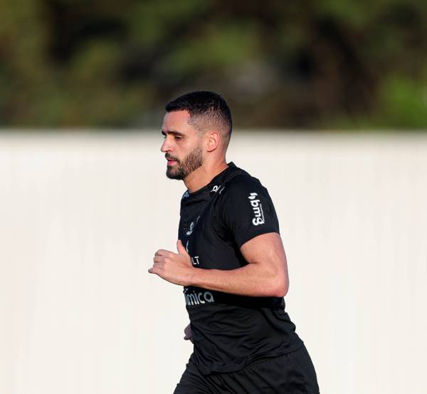 Renato Augusto treina em campo após desfalcar Corinthians em clássico