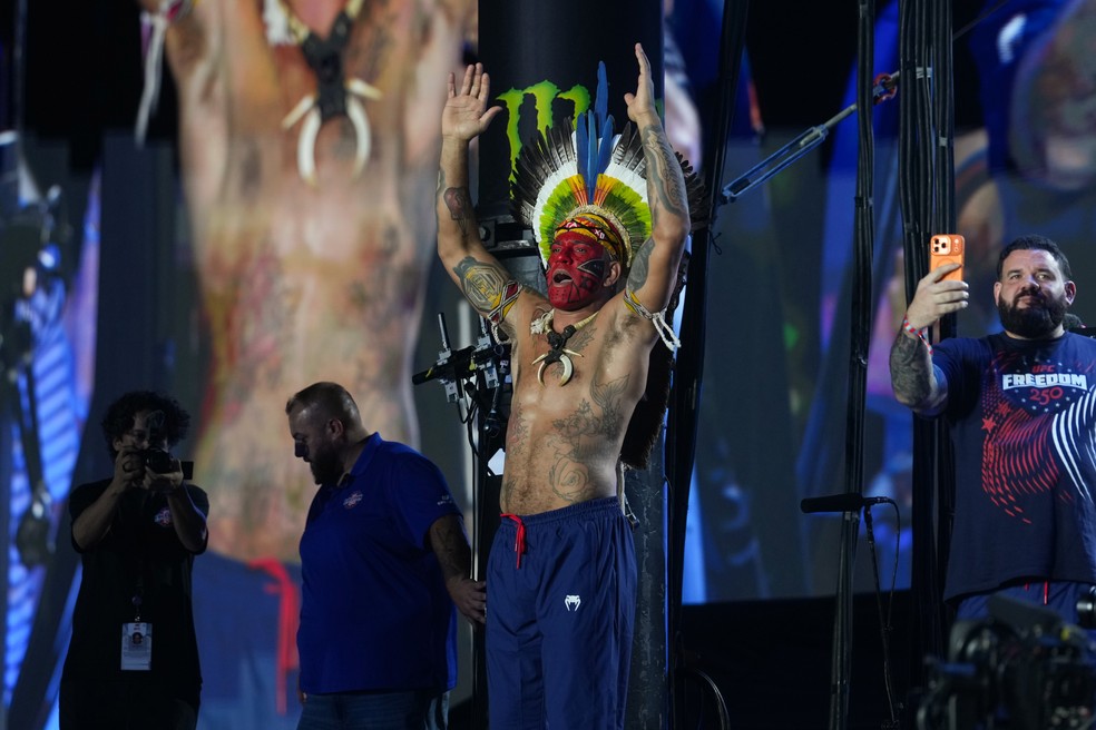 Alex Poatan — encarada no UFC Casa Branca