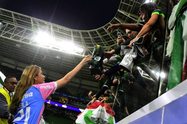 O outro lado do protesto: como Leila Pereira encara pressão da torcida em crise do Palmeiras
