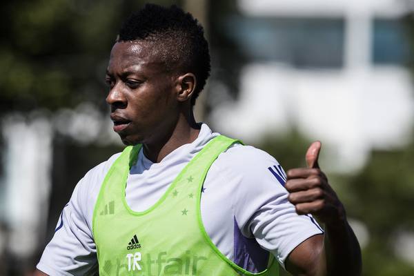 Com pouco espaço e futuro incerto no Cruzeiro, Palacios trabalha com permanência em 2024