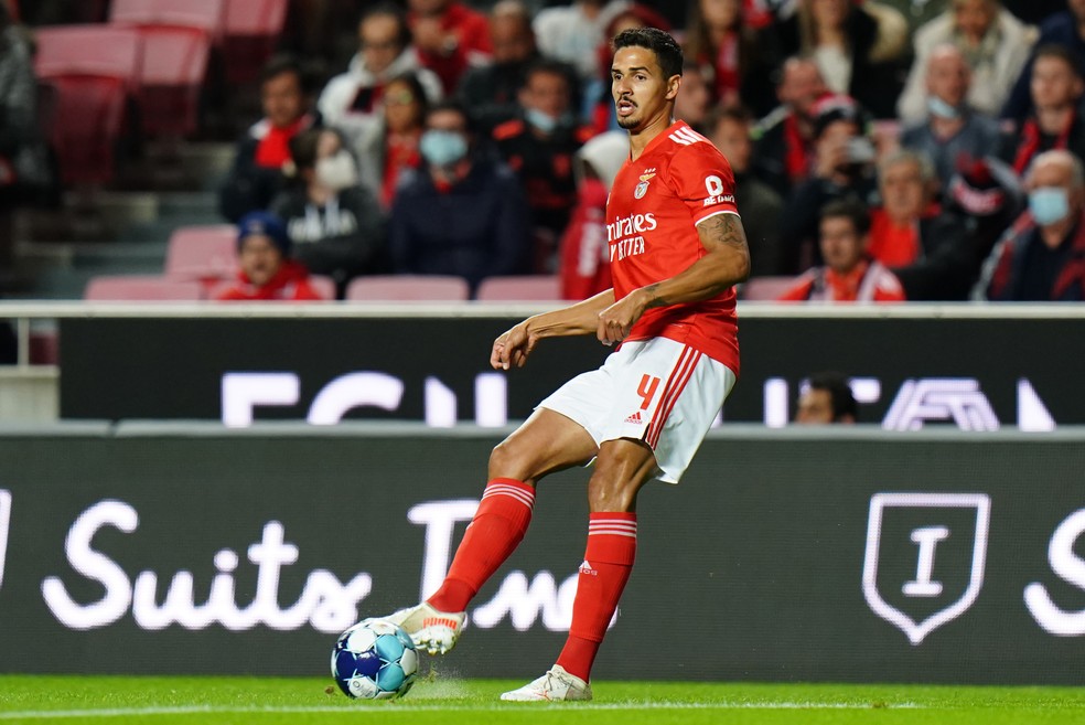 Lucas Veríssimo não entra em campo pelo Benfica desde novembro do ano passado — Foto: Getty Images