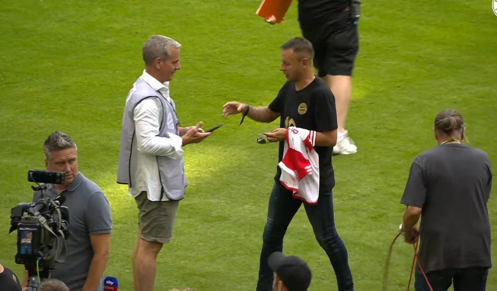 Rafinha, do São Paulo, recebe homenagem em amistoso do Bayern — Foto: Reprodução