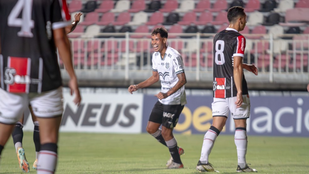 Arthur Henrique comemora primeiro gol pelo Figueirense