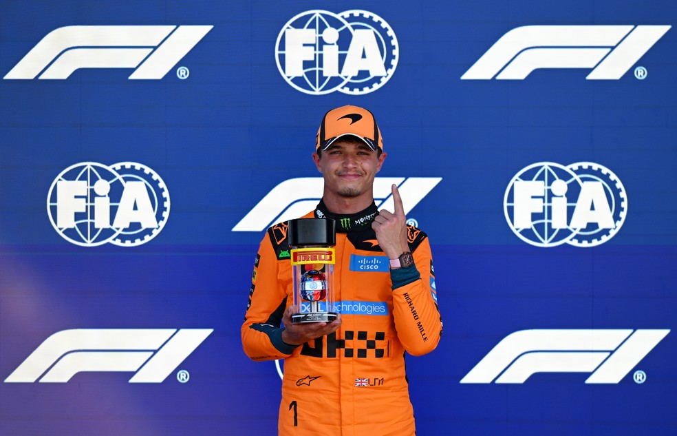 Norris com o troféu de pole da corrida sprint da F1 em Miami — Foto: Rudy Carezzevoli/Getty Images