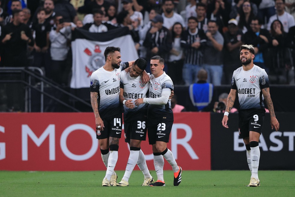 Corinthians comemora gol contra o Argentinos Juniors — Foto: Ettore Chiereguini/AGIF