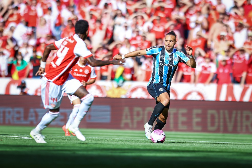 Braithwaite foi titular no Gre-Nal e saiu na reta final do segundo tempo — Foto: Lucas Uebel/Grêmio FBPA