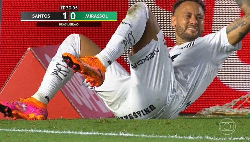 Neymar sente perna esquerda em Santos x Mirassol — Foto: Reprodução