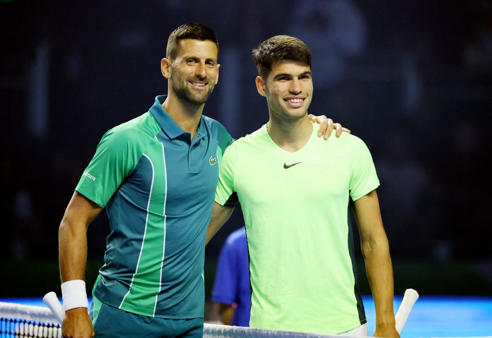 Novak Djokovic e Carlos Alcaraz em duelo de exibição — Foto: REUTERS/Ahmed Yosri