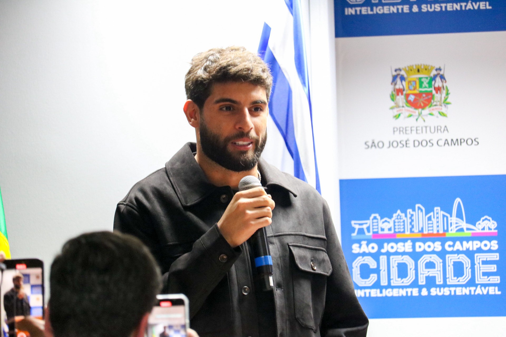 Atacante Yuri Alberto, do Corinthians, é homenageado em sua cidade natal