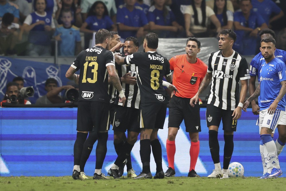 Jogadores de Cruzeiro e Atlético-MG são denunciados e podem pegar gancho após expulsões em clássico