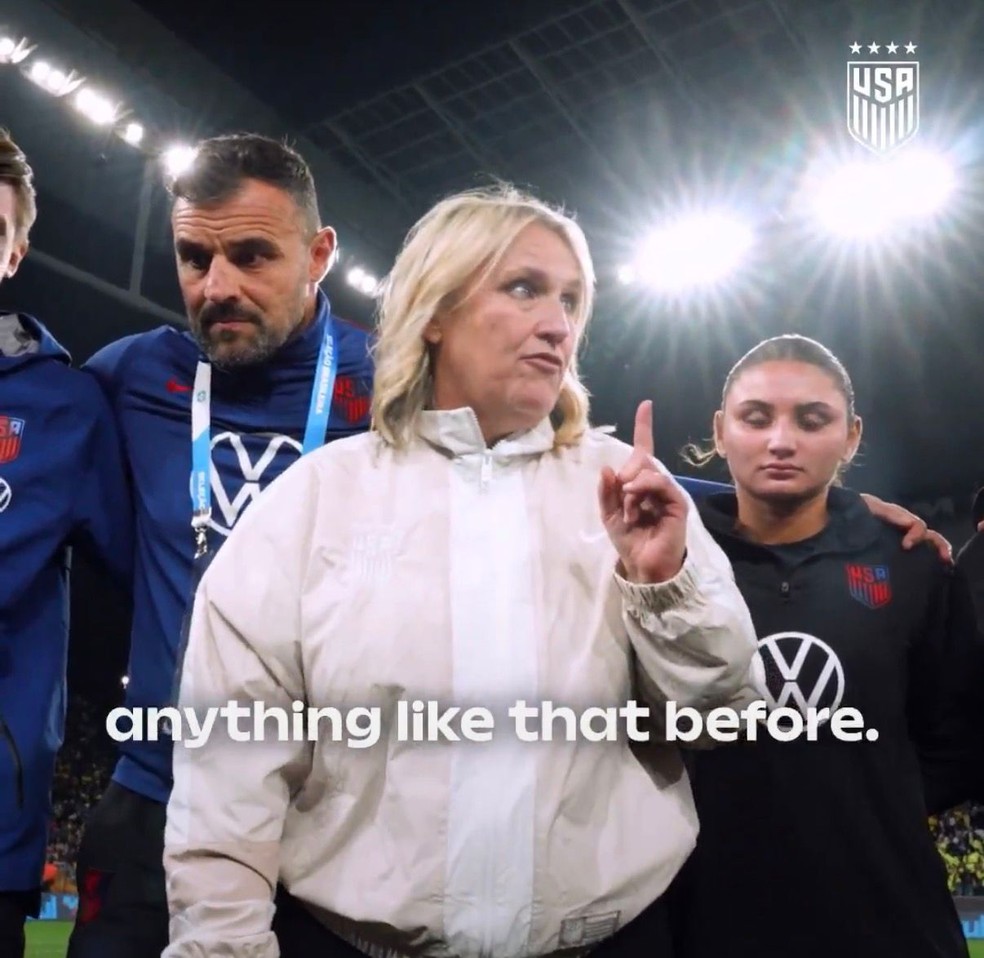 Emma Hayes diante da torcida na Neo Química