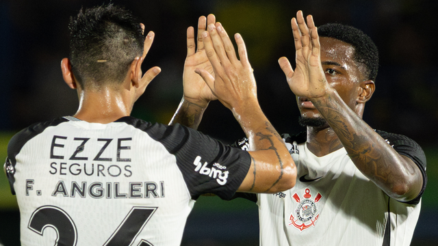 Cacá comemora com Angileri o gol do Corinthians contra o Mirassol