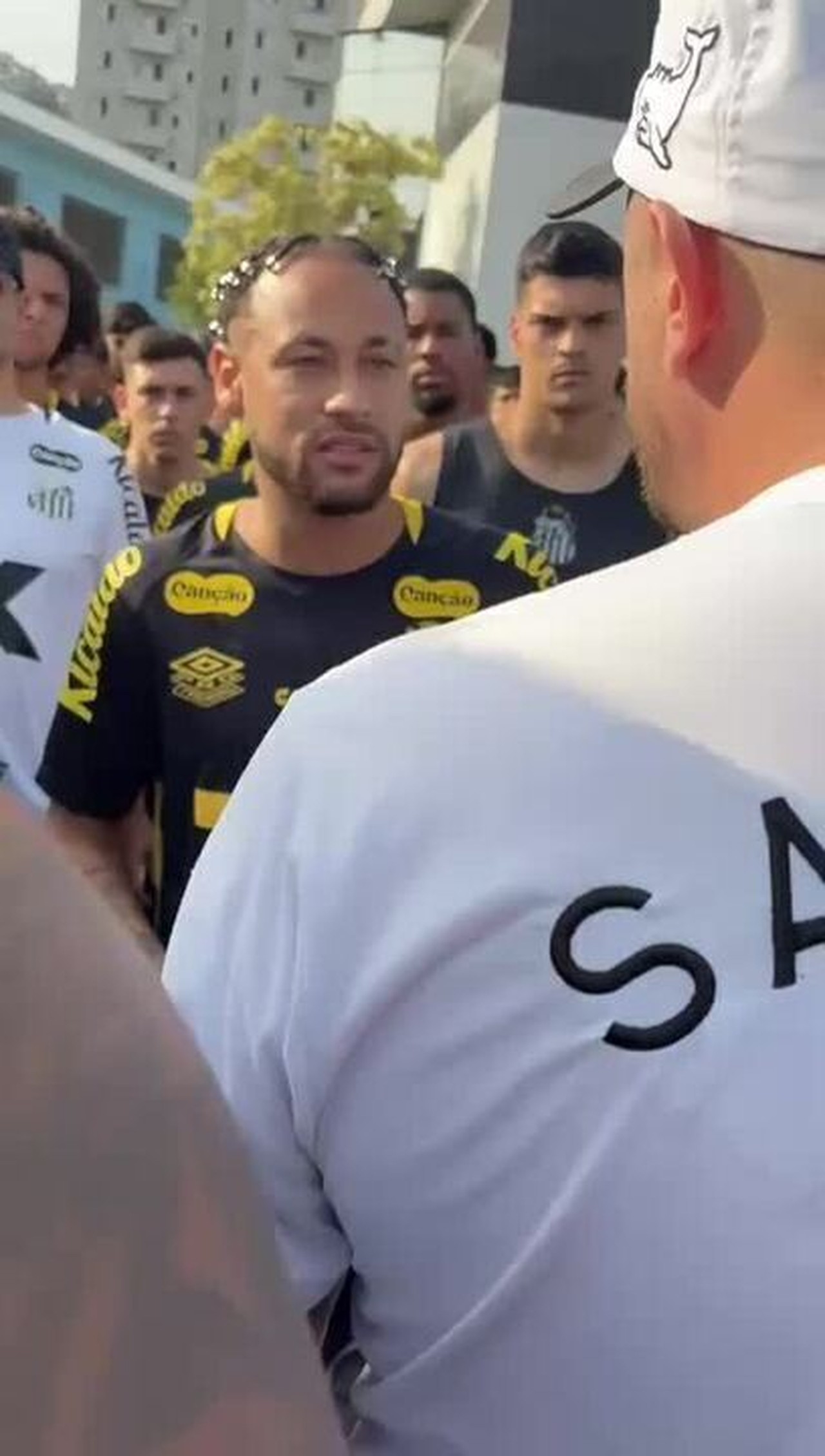 Torcedores cobram Neymar em invasão no Santos, e craque diz: 