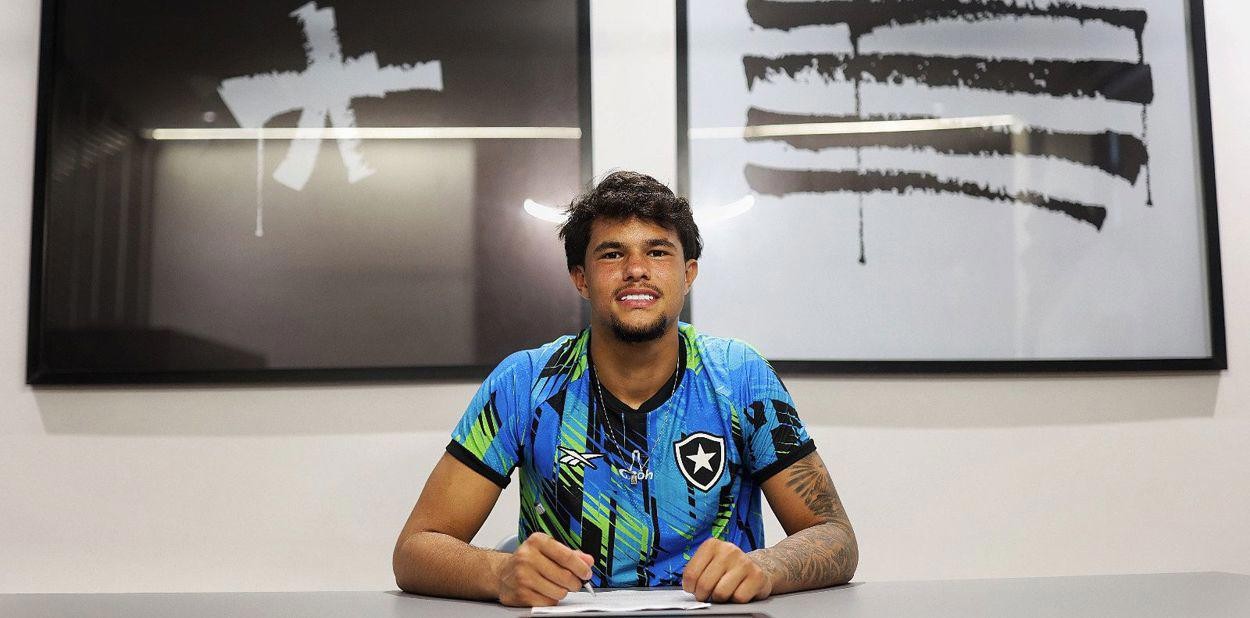 Bruno Samudio assina primeiro contrato profissional com o Botafogo