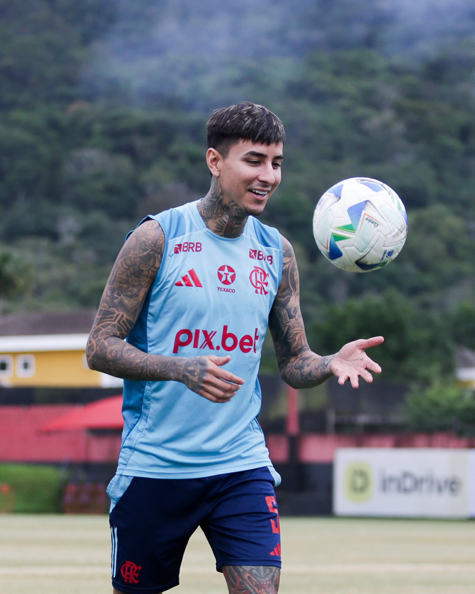 Pulgar e Viña retornam ao Flamengo para duelo contra o Fortaleza