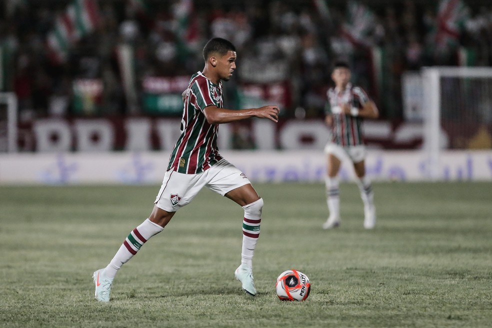 Fluminense anuncia renovação de Riquelme Felipe até o fim de 2030