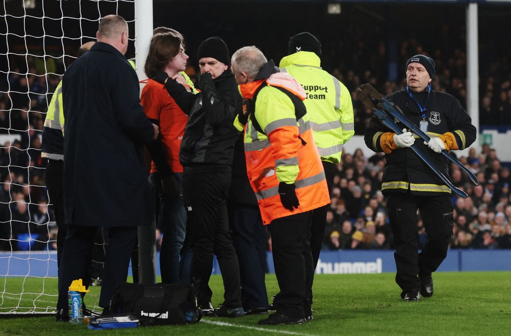 Torcedor invade campo para cobrar técnico após empate do Newcastle