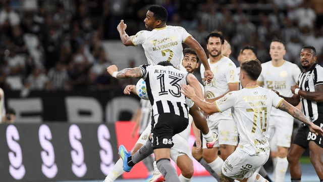 Alex Telles marca o gol da vitória do Botafogo sobre a Chapecoense