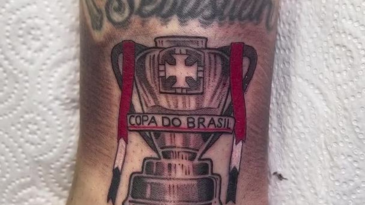 Calleri, do São Paulo, faz tatuagem da taça da Copa do Brasil