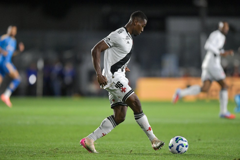 Cuesta em ação contra o Cruzeiro