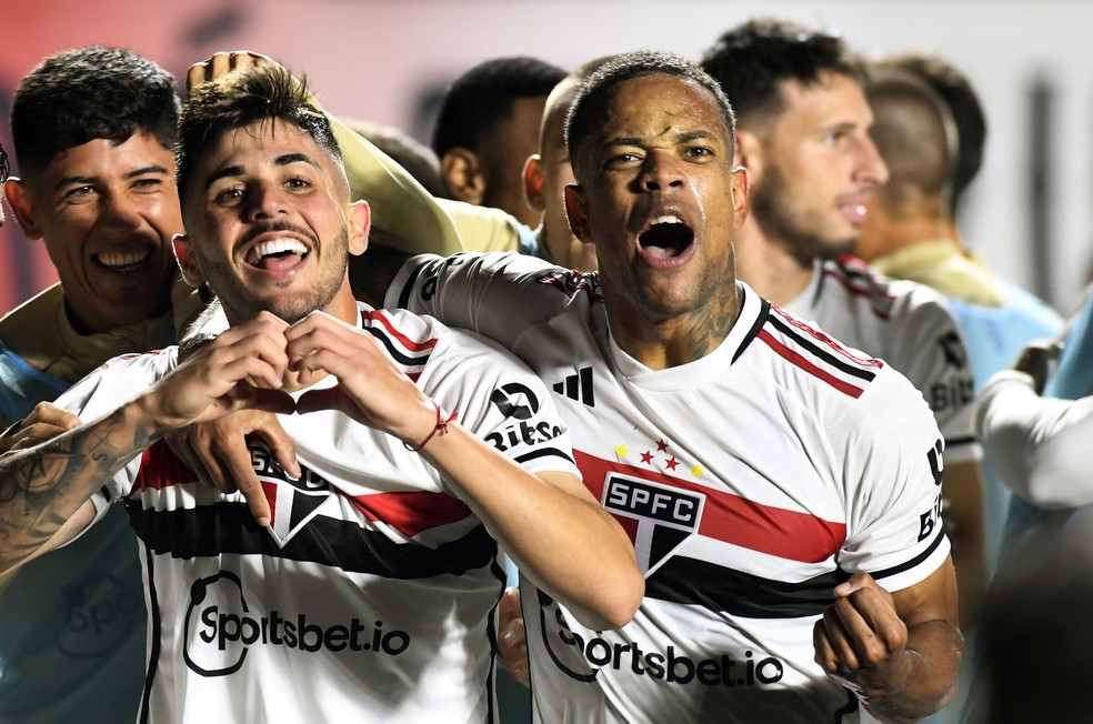 Beraldo comemora gol do São Paulo contra o Vasco — Foto: Marcos Ribolli