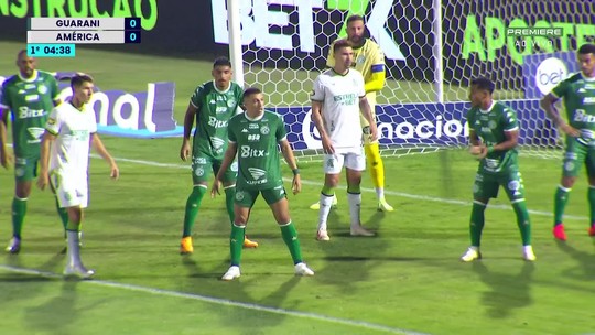 Guarani x América-MG: goleiro e zagueiro cometem falha bizarra em gol pela Série B