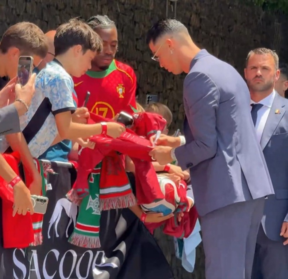 Cristiano Ronaldo atende torcedores antes da saída de Portugal rumo aos Estados Unidos