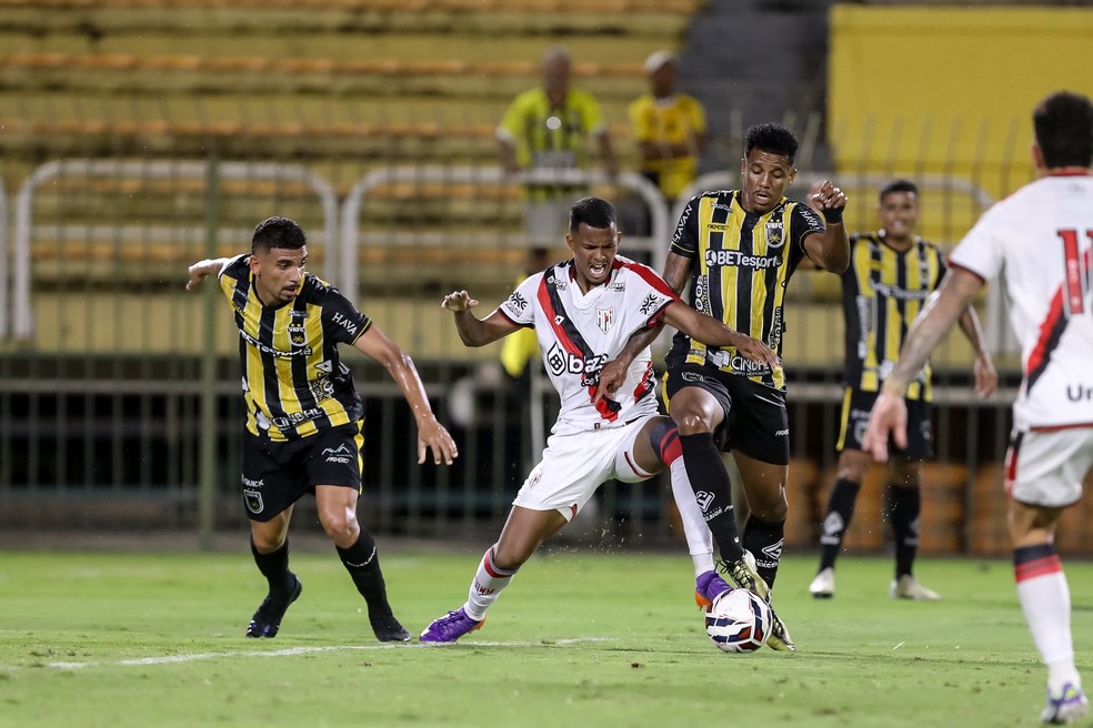 Jogo entre Volta Redonda e Atlético-GO no Brasileirão.