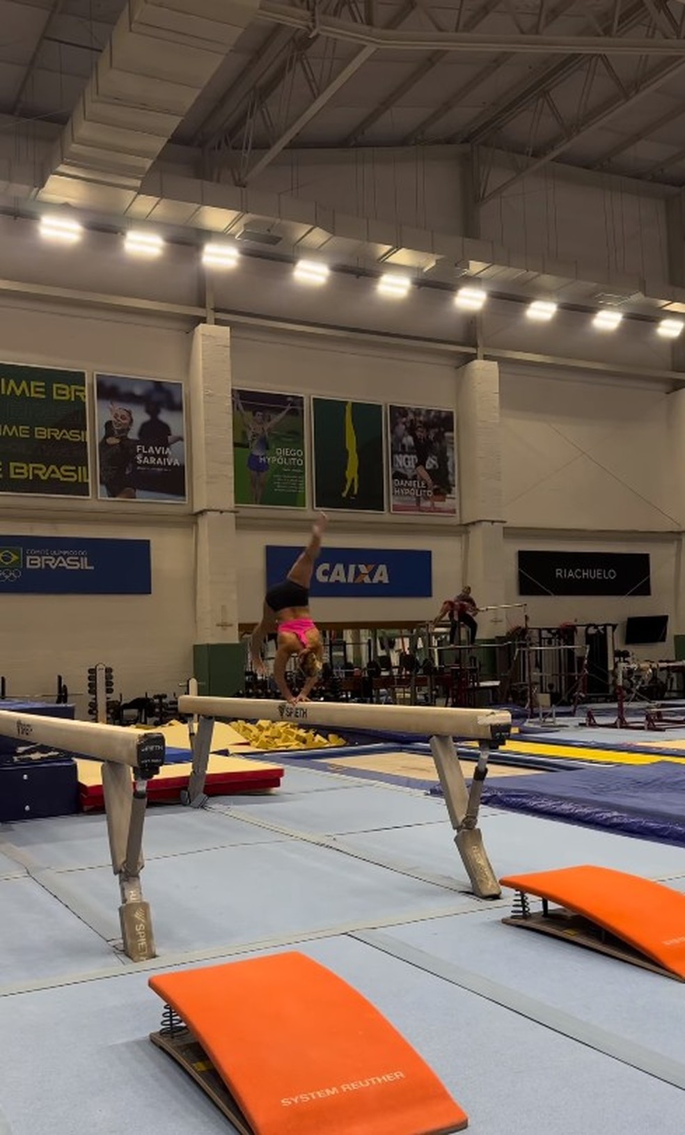 Flávia Saraiva em sequência perfeita na trave — Foto: Reprodução/Instagram