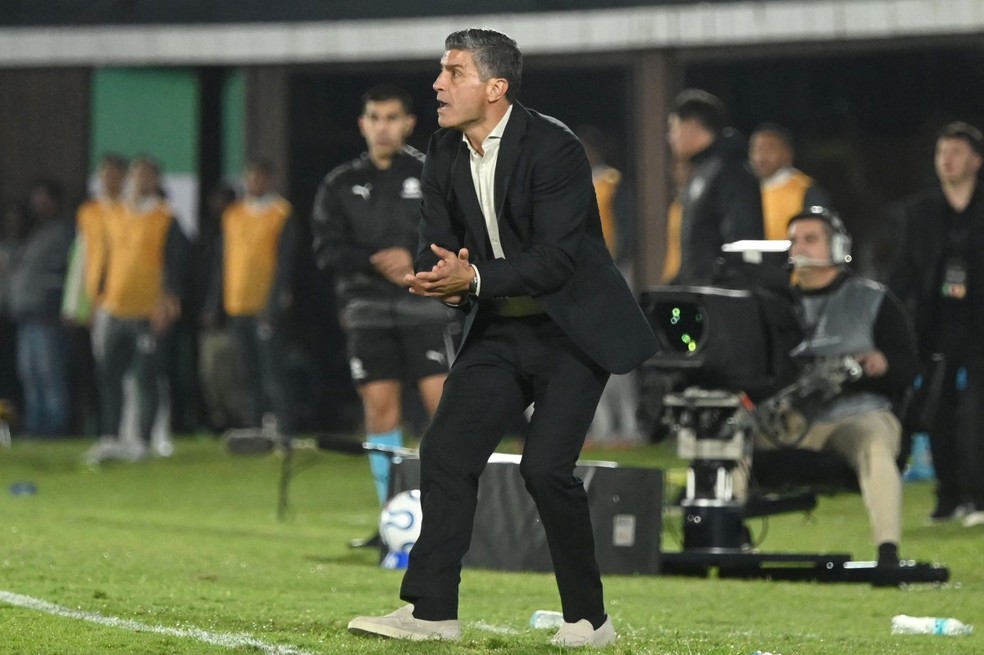 Pedro Emanuel em Olimpia x Vasco — Foto: AFP