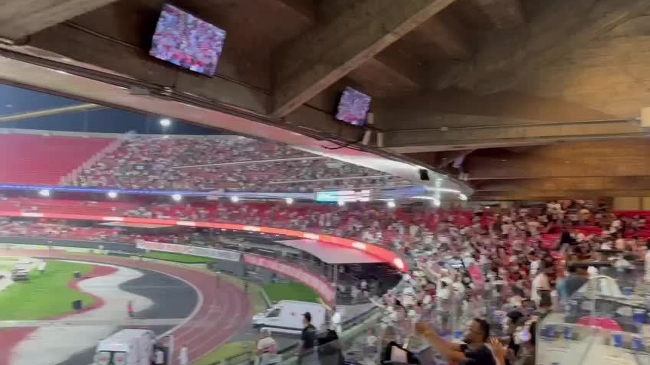 Torcida canta 'é quarta-feira'fortaleza atlético mineiro palpitealusão ao jogo contra o Botafogo pela Libertadores