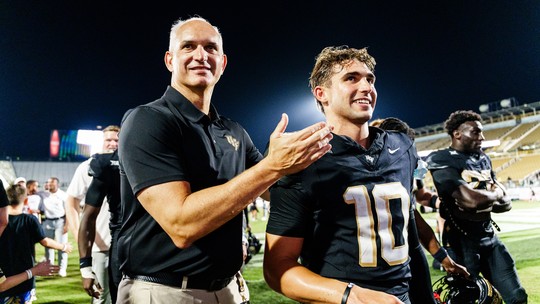 Após estreia, Davi Belfort projeta futuro no College: "Ano que vem, o time vai ser meu" - Carioca comenta sensação de ser o primeiro quarterback brasileiro a jogar na primeira divisão do futebol americano universitário dos EUA e expectativa por enfrentar a lenda da NFL Bill Belichick 