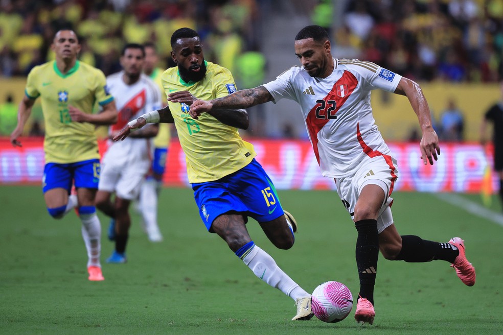 Gerson em ação pelo Brasil contra o Peru — Foto: Ettore Chiereguini / AGIF