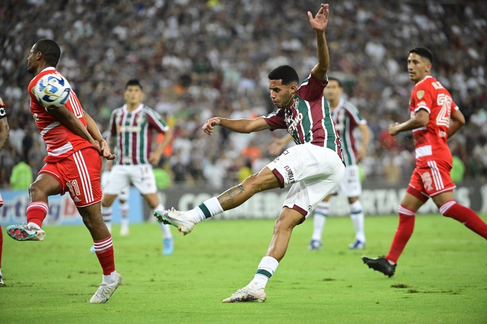 Alexsander vai desfalcar o Fluminense  &mdash; Foto: Andr&eacute; Dur&atilde;o 