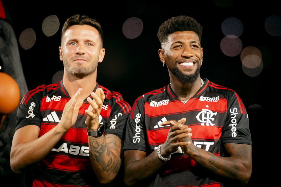 Sa&uacute;l e Emerson Royal s&atilde;o apresentados antes de Flamengo x Atl&eacute;tico-MG &mdash; Foto: Adriano Fontes / Flamengo
