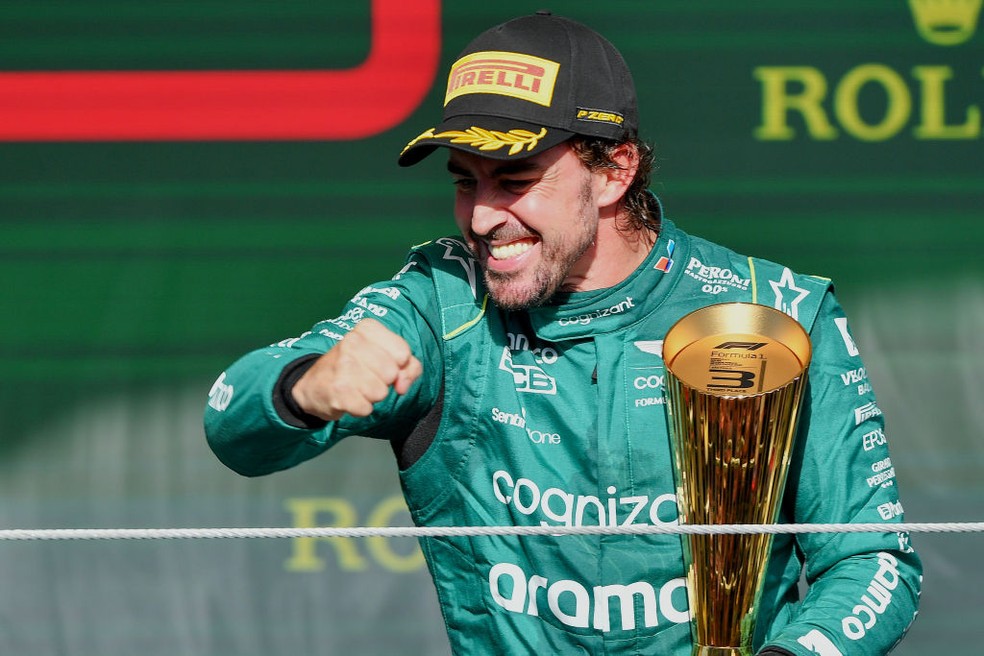 Fernando Alonso celebra pódio após chegar em terceiro lugar no GP de São Paulo de F1 2023 — Foto: Vince Mignott/MB Media/Getty Images